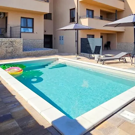 Bluemare B3 With Shared Pool Apartament *