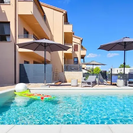 Bluemare B3 With Shared Pool Liznjan